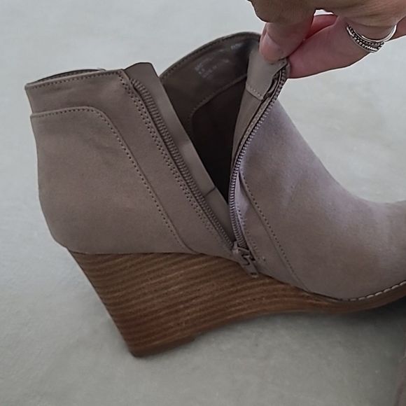 Madden Girl Greteel Wedge Bootie 8.5 Womens Hidden Heel Beige Closed Toe 3 Boho - Picture 6 of 14